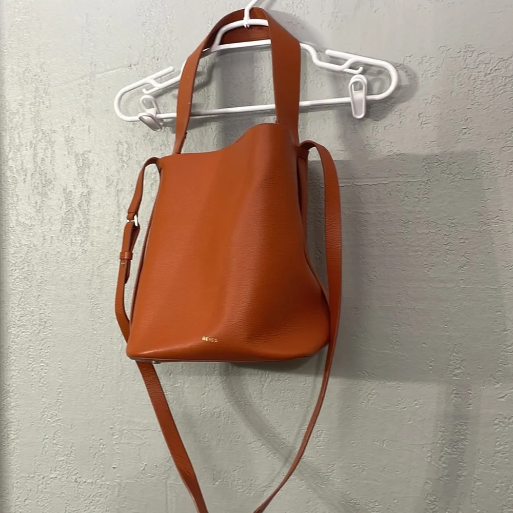 Reiss hudson leather bucket bag in hazel